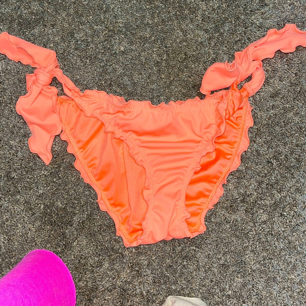 🍊 Orange Victoria’s Secret bikini bottoms
• size Small
